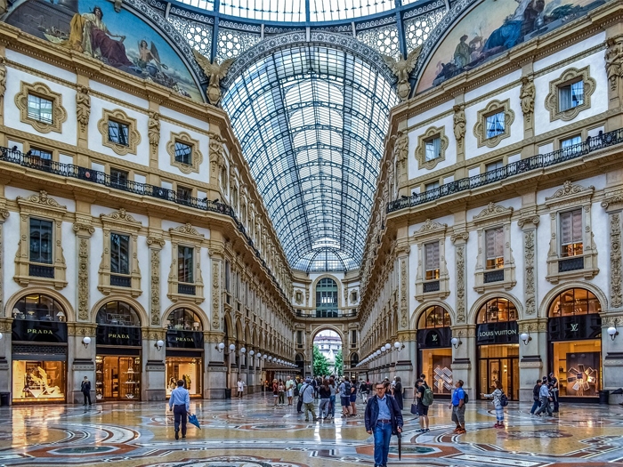 Milano, shopping in Montenapoleone